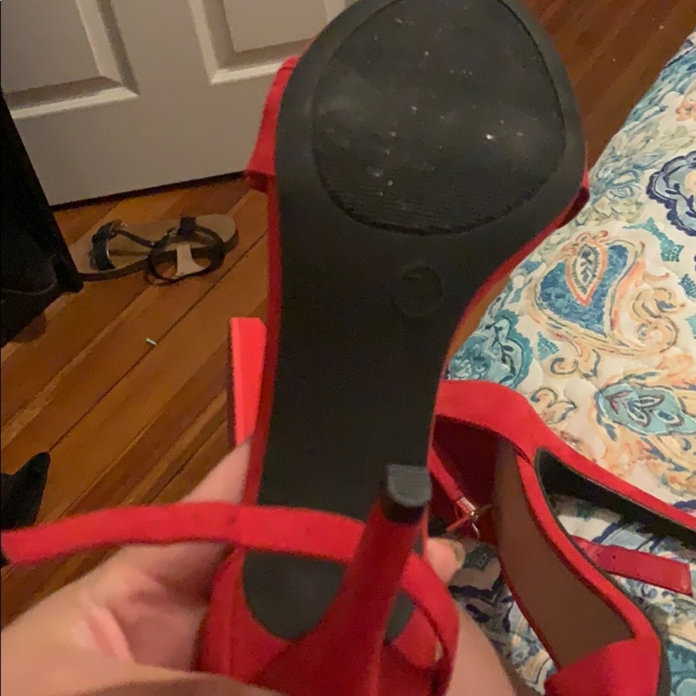 Red heels - Picture 2 of 2